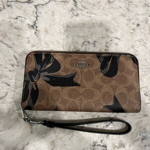 Coach Long Zip wallet in bow print